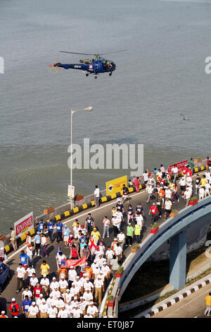 I partecipanti in esecuzione su Charni cavalcavia stradali presso la Queen's collana in Nariman Point ; Mumbai marathon evento organizzato Mumbai Foto Stock