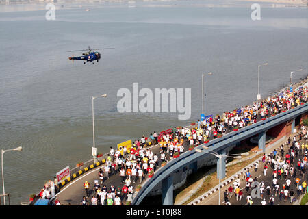 I partecipanti in esecuzione su Charni cavalcavia stradali presso la Queen's collana in Nariman Point ; Mumbai marathon evento organizzato Mumbai Foto Stock