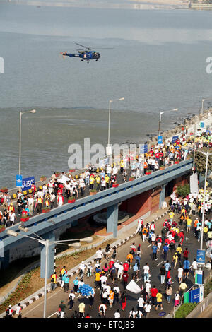 I partecipanti in esecuzione su Charni cavalcavia stradali presso la Queen's collana in Nariman Point ; Mumbai marathon evento organizzato Mumbai Foto Stock