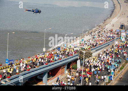 I partecipanti in esecuzione su Charni cavalcavia stradali presso la Queen's collana in Nariman Point ; Mumbai marathon evento organizzato Mumbai Foto Stock