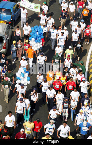 I partecipanti in esecuzione su Charni cavalcavia stradali presso la Queen's collana in Nariman Point ; Mumbai marathon evento organizzato Mumbai Foto Stock