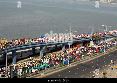 I partecipanti in esecuzione su Charni cavalcavia stradali presso la Queen's collana in Nariman Point ; Mumbai marathon evento organizzato Mumbai Foto Stock