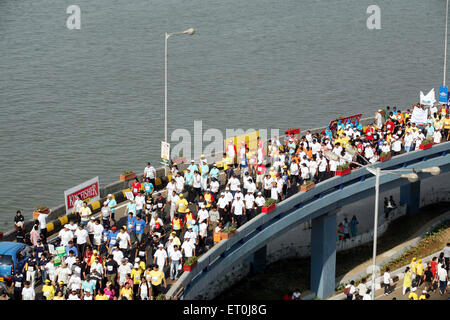 I partecipanti in esecuzione su Charni cavalcavia stradali presso la Queen's collana in Nariman Point ; Mumbai marathon evento organizzato Mumbai Foto Stock