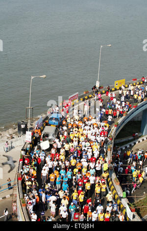 I partecipanti in esecuzione su Charni cavalcavia stradali presso la Queen's collana in Nariman Point ; Mumbai marathon evento organizzato Mumbai Foto Stock