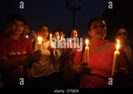 Persone accendendo candele Gateway di pagare le vittime degli attacchi terroristici da Deccan Mujahedeen il 26 novembre 2008 a Bombay Foto Stock