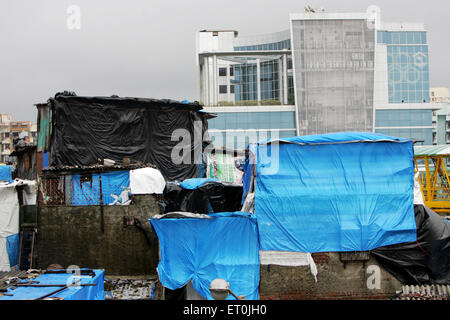 Elegante ufficio possono essere visti sullo sfondo della baraccopoli Behrampada in Bandra ; Mumbai Bombay ; Maharashtra ; India Foto Stock