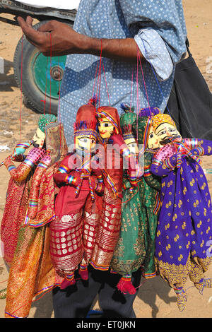 Venditore azienda diverso tipo di marionette ; Pushkar ; Rajasthan ; India Foto Stock