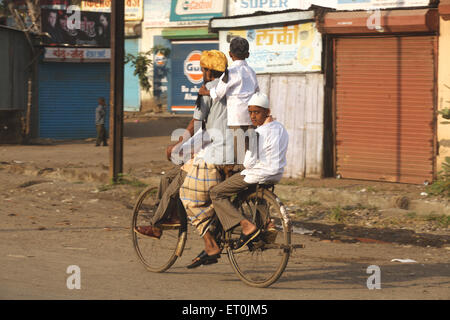 Nastro nero spalla protesta attentato è avvenuto il 29 settembre 2008 ; uomo Bicicletta Equitazione città tessili Malegaon ; Maharashtra Foto Stock