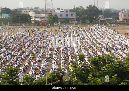 La Folla riunita per l'Eid Al Fitr o Ramzan id namaaz a Lashkar e massa Eidgaah ; Malegaon ; Maharashtra ; India Foto Stock