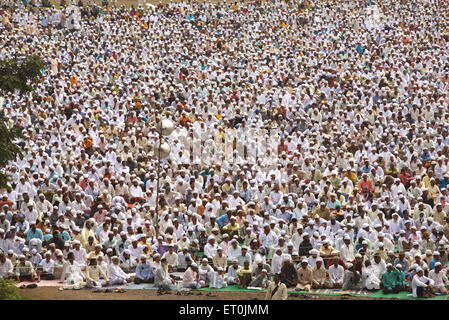 La Folla riunita per l'Eid Al Fitr o Ramzan id namaaz a Lashkar e massa Eidgaah ; Malegaon ; Maharashtra ; India Foto Stock