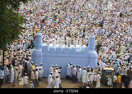 La Folla riunita per l'Eid Al Fitr o Ramzan id namaaz a Lashkar e massa Eidgaah ; Malegaon ; Maharashtra ; India Foto Stock