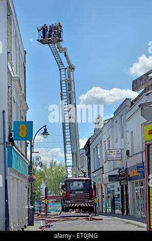 Maidstone Kent, Inghilterra, Regno Unito. Incendio in centro città. Kent Fire & Rescue Service / Scania 114L antenna / scaletta della piattaforma Foto Stock