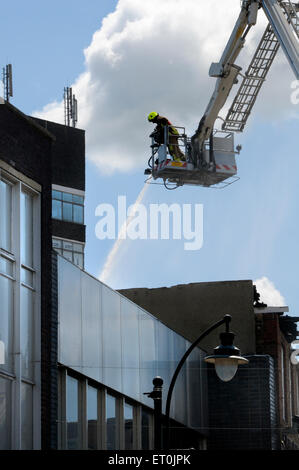 Maidstone Kent, Inghilterra, Regno Unito. Incendio in centro città distrugge un negozio e danneggia gravemente l'edificio su entrambi i lati. Kent Fire & Re Foto Stock