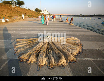 Pesce conservato netto sulle passeggiate di 15 km lungo Ghat del fiume Godavari dove i pellegrini tenendo santo bagno ; Nanded ; Maharashtra Foto Stock