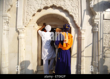 Celebrazioni consacrazione perpetua Guru Granth Sahib Sikh ; devoti pregando Sachkhand Saheb Gurudwara in Nanded Foto Stock