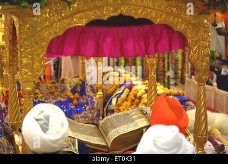 La religione sikh chierico scritture di lettura ; consacrazione perpetua del Guru Granth Sahib ; Sachkhand Saheb Gurudwara in Nanded Foto Stock