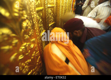 La religione sikh pagando rispetta al golden porte ; consacrazione perpetua del Guru Granth Sahib; Sachkhand Saheb Gurudwara in Nanded Foto Stock