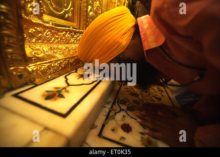 La religione sikh pagando rispetta golden porte ; celebrazioni consacrazione perpetua Guru Granth Sahib; Sachkhand Saheb Gurudwara in Nanded Foto Stock