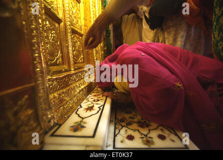 La religione sikh pagando rispetta golden porte ; celebrazioni consacrazione perpetua Guru Granth Sahib; Sachkhand Saheb Gurudwara in Nanded Foto Stock