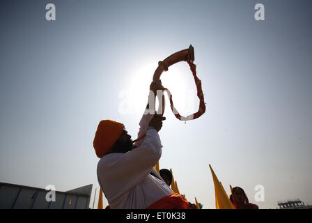 La religione sikh devoto soffiando tutari tromba avviare degli eventi culturali ; celebrazioni consacrazione perpetua Guru Granth Sahib ; Nanded Foto Stock