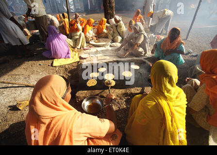 La religione sikh devoti rendendo rotis farina di grano pane nella cucina della comunità ; Sachkhand Saheb Gurudwara in Nanded ; Maharashtra ; India Foto Stock