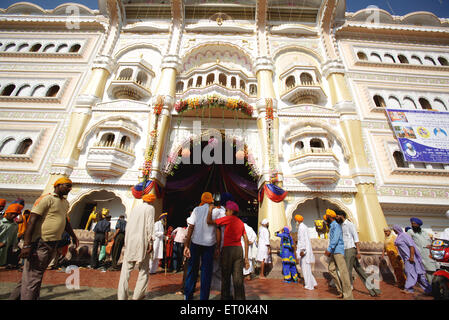 Trecentesimo anno di consacrazione perpetua del Guru Granth Sahib ; decorate cancello principale di Sachkhand Saheb Gurudwara in Nanded Foto Stock