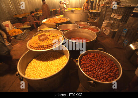 Caramelle per essere servito durante il Guru da Langar per i devoti in comunità cucina ; Sachkhand Saheb Gurudwara in Nanded Foto Stock