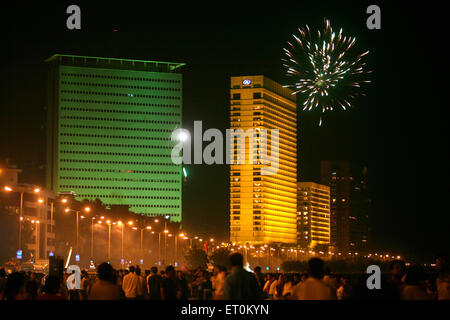 Diwali Deepawali celebrazioni mediante lo scoppio di fire crackers a Marino linee in Mumbai Bombay ; Maharashtra ; India Foto Stock