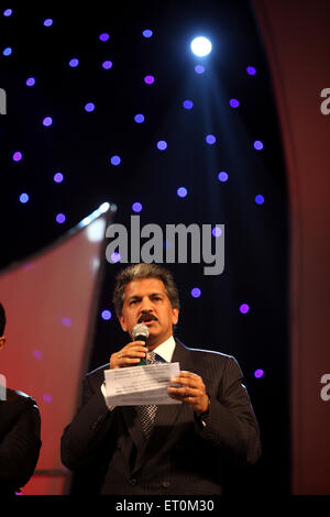 Anand Mahindra ; vice presidente e amministratore delegato di Mahindra & Mahindra annunciare il nome dei vincitori Mumbai Foto Stock