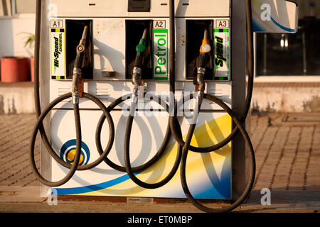 Macchina pompa benzina, pompa benzina, erogatore carburante, distributore carburante benzina, India, macchina pompa benzina indiana Foto Stock