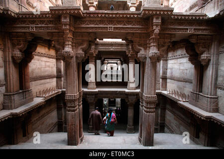 Fase Adalaj ben costruito nel 1499 annuncio dalla regina Radhabai ; Ahmedabad ; Gujarat ; India Foto Stock