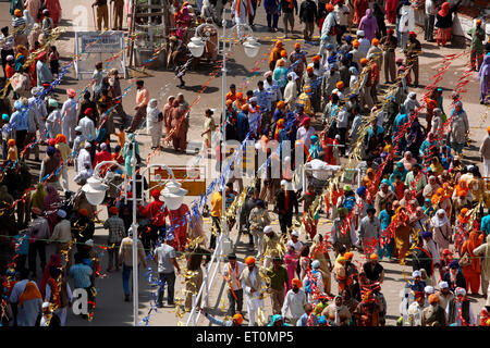 Vista aerea di devoti sul loro modo di Gurudwara di Anandpur Sahib durante la hola Mohalla festival in Rupnagar Foto Stock