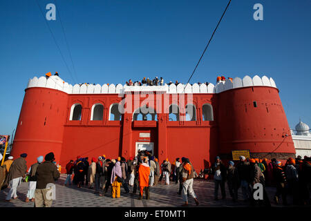 I devoti sulla parte superiore dei fortini Anandgarh durante la celebrazione della Hola Mohalla a Anandpur Sahib quartiere Rupnagar Punjab India Foto Stock