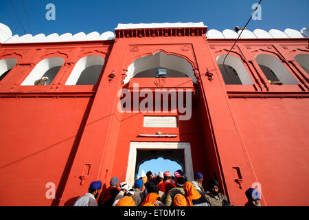 I devoti all'entrata di Anandgarh forti durante la celebrazione della Hola Mohalla a Anandpur Sahib Rupnagar Foto Stock