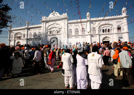 I devoti a porte di Anandpur sahib Gurudwara durante la hola Mohalla festival nel distretto di Rupnagar ; Punjab ; India Foto Stock