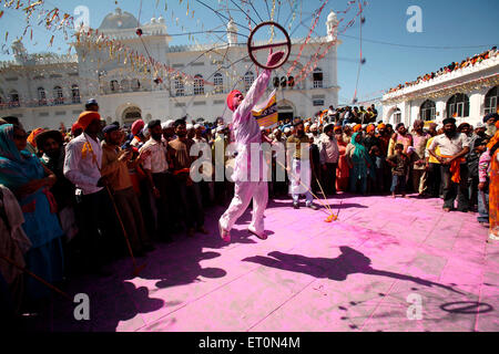 Karsevak di Gurudwara eseguendo acrobazie durante la hola Mohalla celebrazioni a Anandpur sahib in Rupnagar Foto Stock