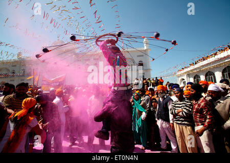 Karsevaks di Gurudwara eseguendo acrobazie durante la hola Mohalla celebrazioni a Anandpur sahib in Rupnagar Foto Stock