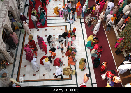 I devoti a Harmandir Sahib o Darbar Sahib o tempio d'oro di Amritsar ; Punjab ; India Foto Stock