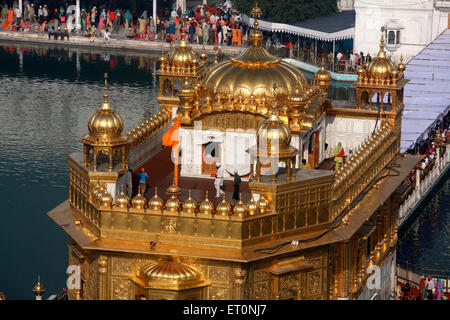 Chiudere la vista della cima di Harmandir Sahib o Darbar Sahib o tempio d'oro circondato da lago di Amritsar ; Punjab ; India Foto Stock