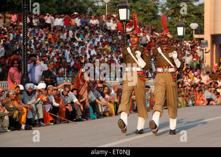 BSF indiano, soldati della forza di sicurezza di frontiera parata prima dell'inizio della cerimonia del cambio della guardia; confine di Wagah; Amritsar; Punjab; India; Asia Foto Stock