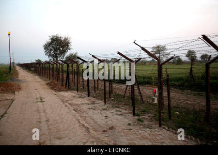 I fili elettrosagliati segnano la frontiera tra l'India e il Pakistan al confine di Wagah ; Amritsar ; Punjab ; India , Asia , Indiana, asiatica Foto Stock