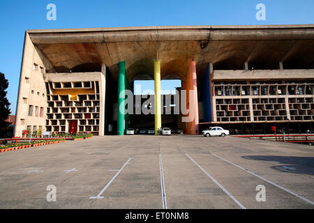 Edificio progettato da le Corbusier, High Court, Chandigarh, Union Territory, UT, India Foto Stock