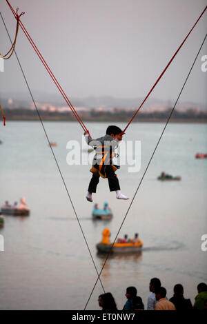 Boy Swinging, lago Sukhna, Chandigarh, territorio dell'Unione, Utah, India, indiano Foto Stock