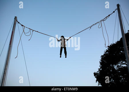 Boy Swinging, lago Sukhna, Chandigarh, territorio dell'Unione, Utah, India, indiano Foto Stock