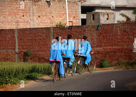 Le ragazze di ritorno da scuola presso il villaggio vicino di Baba Bakala di Amritsar ; Punjab ; India Foto Stock