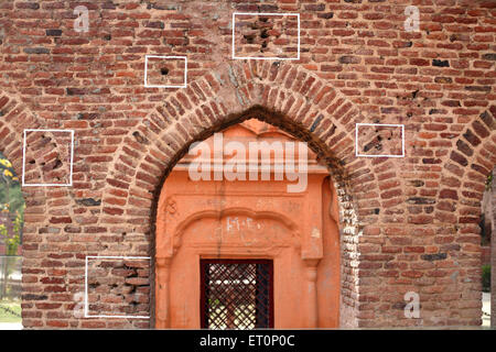 Bullet segni visibili sulla parete conservato a Jalianwala Bagh ; Amritsar ; Punjab ; India Foto Stock