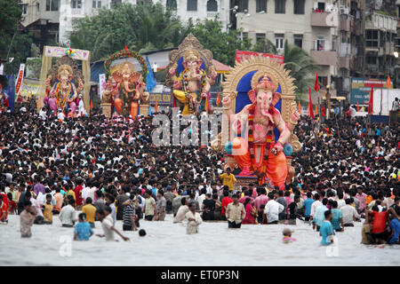 Signore ganesh immersione ; Girgaum chowpatty ; Mumbai Bombay ; Maharashtra ; India Foto Stock