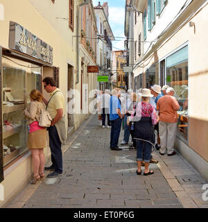 Koper Slovenia, Penisola istriana tourist molti dalla nave da crociera window shopping in uno dei Kopers' stretti vicoli vecchio Foto Stock
