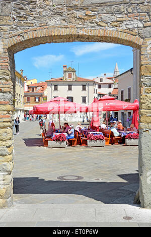 Koper Slovenia Preseren piazza Arco d'ingresso con i turisti e i locali alla caffetteria all'aperto con tavoli Foto Stock