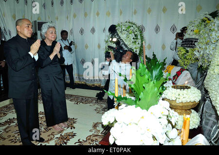 Phnom Penh Cambogia. Decimo Giugno, 2015. Cambogiano di re Norodom Sihamoni (L) e sua madre, ex regina Norodom Monineath rendere omaggio al fine pregiudiziale partito popolare cambogiano chief e presidente del Senato Chea Sim in Phnom Penh Cambogia, 10 giugno 2015. Chea Sim è morto di malattia lunedì all'età di 83. Il paese dovrà tenere un lutto ufficiale giorno di Giugno 19. © Sovannara/Xinhua/Alamy Live News Foto Stock